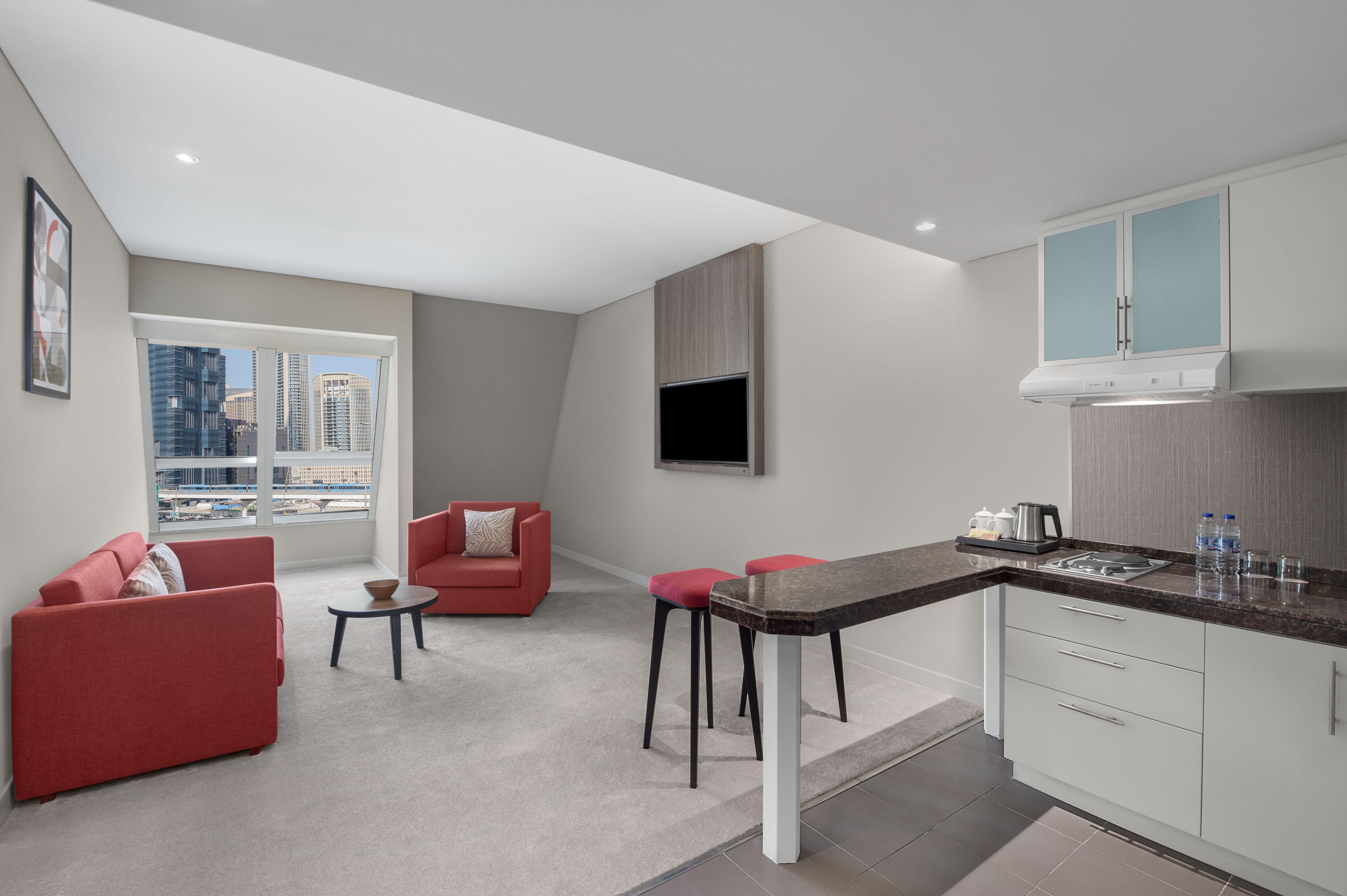 Leva Hotel Mazaya Centre Дубай Екстериор снимка