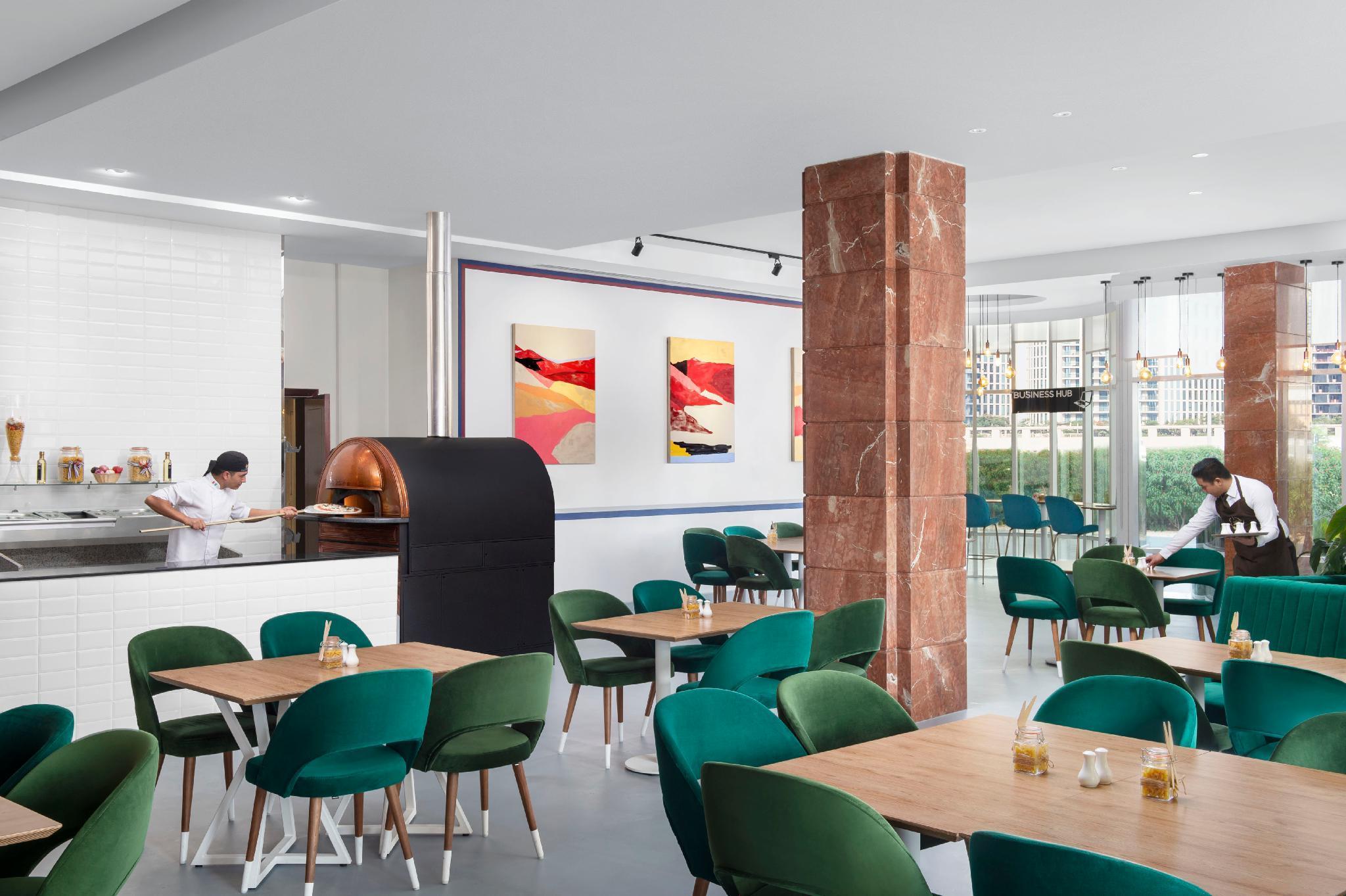 Leva Hotel Mazaya Centre Дубай Екстериор снимка