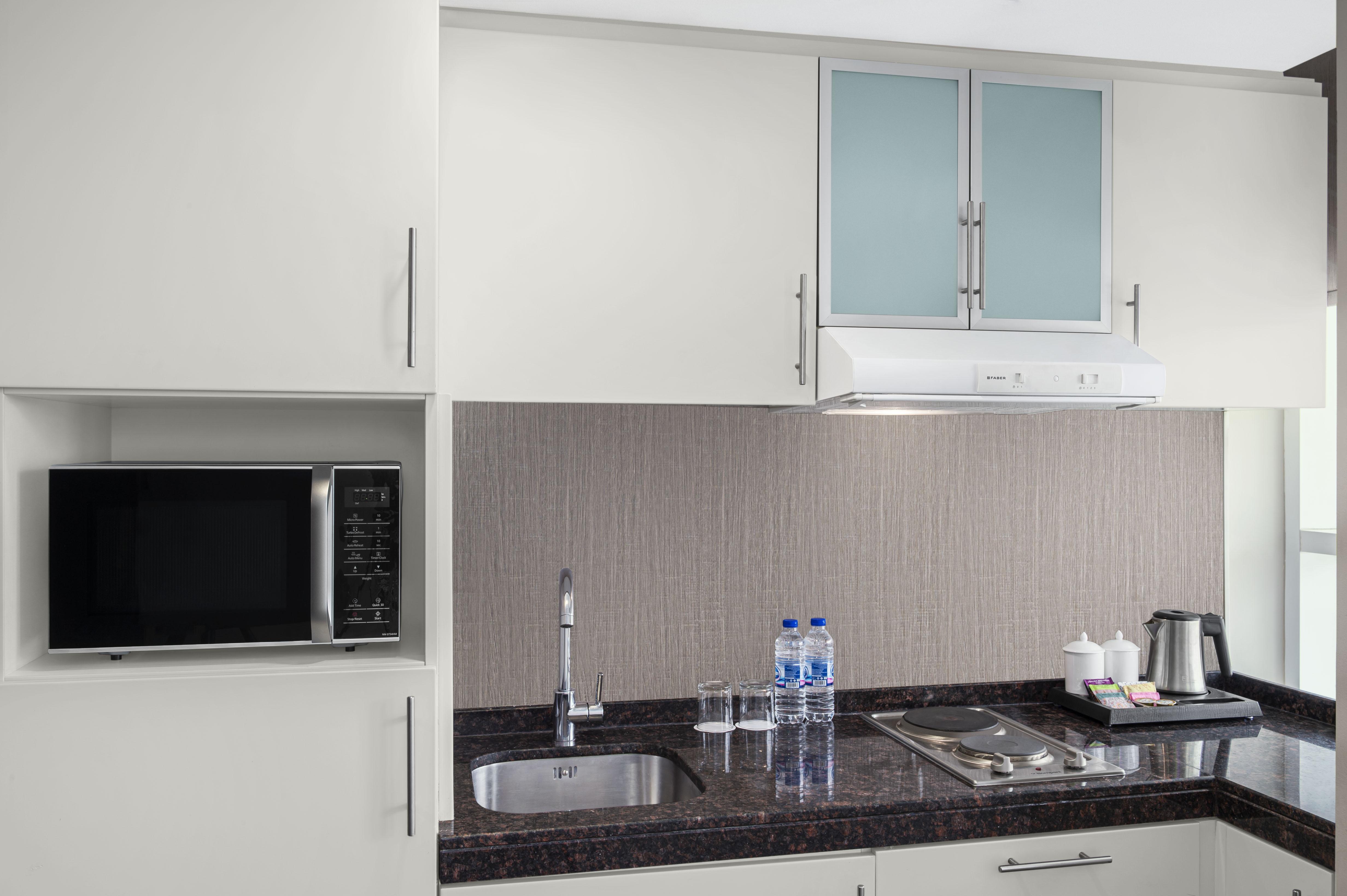 Leva Hotel Mazaya Centre Дубай Екстериор снимка